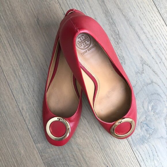 Tory Burch Designer Leather Slip On Shoes w Gold Metal Circle Logo Red Sz 9.5M - Picture 2 of 12